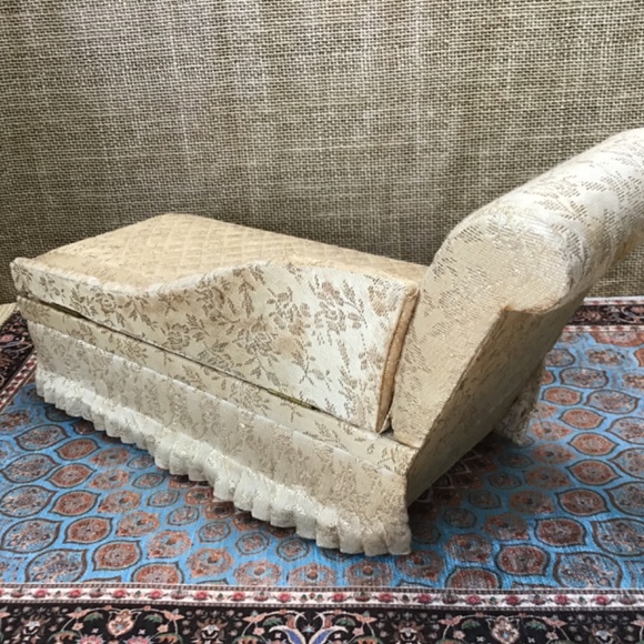 Vintage Small Jewelry Music Box - Picture 7 of 16